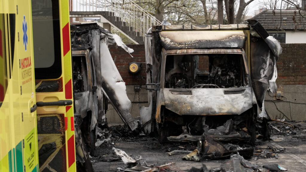 doi-barbati-au-fost-arestati-pentru-incendierea-ambulantelor-unei-organizatii-evreiesti-la-londra