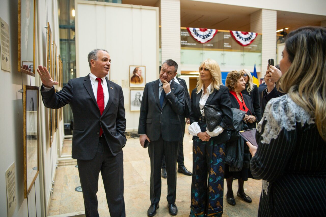20-de-ani-de-american-spaces-in-romania.-ambasada-sua-la-bucuresti-marcheaza-inaugurarea-expozitiei-founders-museum