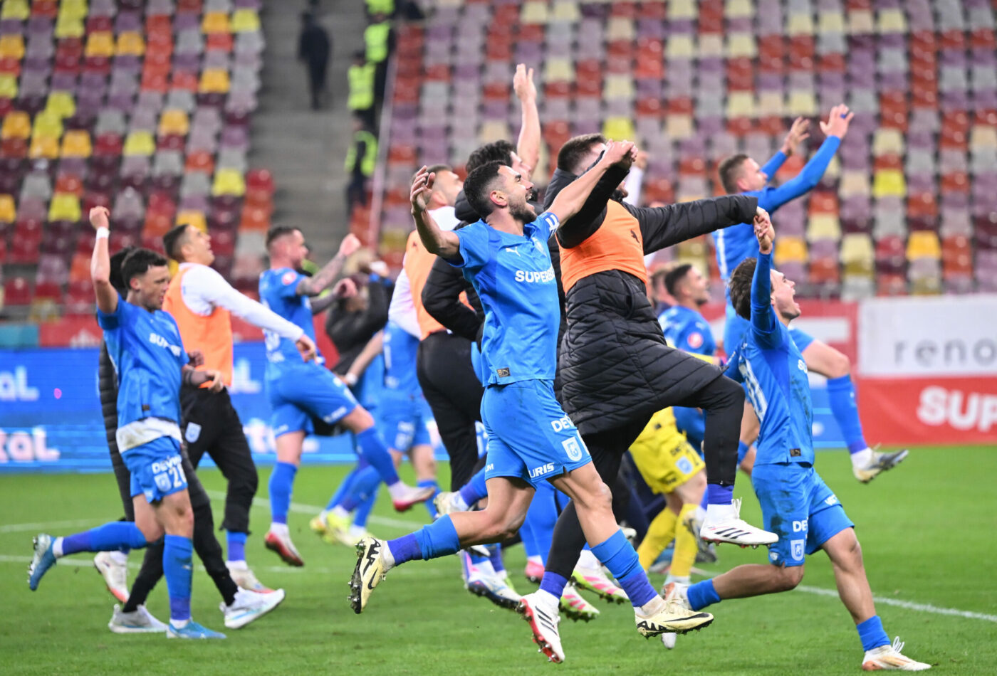 universitatea-craiova-isi-face-o-noua-echipa:-primul-club-de-traditie-din-romania-care-va-activa-si-aici