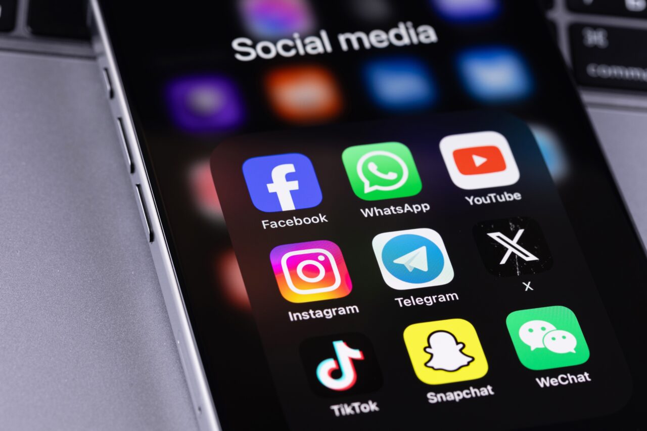 companiile-meta-si-youtube,-obligate-sa-plateasca-despagubiri-unei-tinere-care-a-reclamat-ca-a-devenit-dependenta-de-retelele-de-socializare