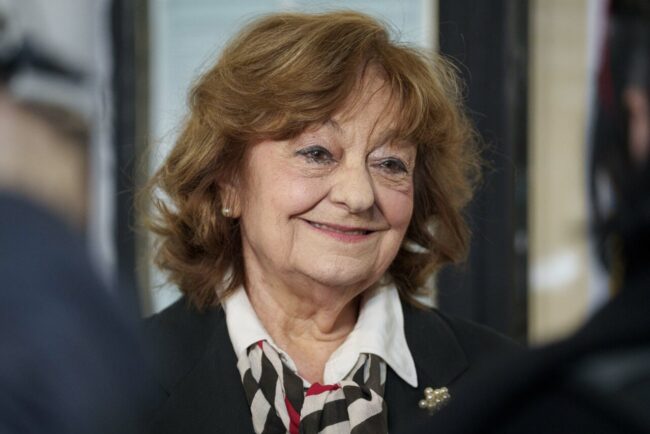 poeta-ana-blandiana-primeste-titlul-de-doctor-honoris-causa-al-universitatii-din-bucuresti