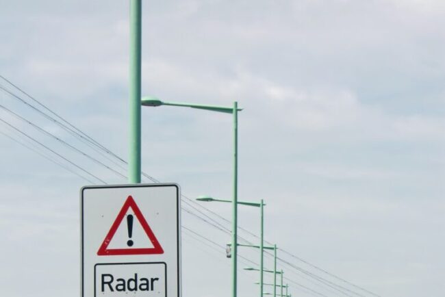 un-sofer-a-platit-o-amenda-de-120000-de-euro-pentru-ca-a-condus-cu-59-km/h.-limita-in-zona-este-30-km/h