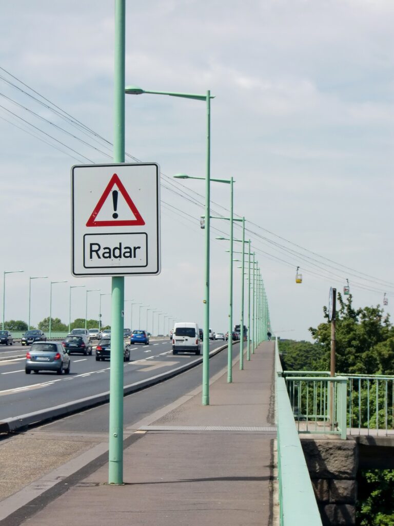 un-sofer-a-platit-o-amenda-de-120000-de-euro-pentru-ca-a-condus-cu-59-km/h.-limita-in-zona-este-30-km/h