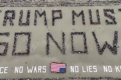 mii-de-oameni-au-format-din-corpurile-lor-un-mesaj-urias-anti-trump-pe-o-plaja-din-california