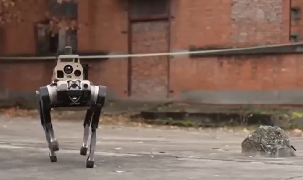 chinezii-au-testat-roboti-caini-de-lupta-care-opereaza-autonom-ca-o-haita-de-lupi