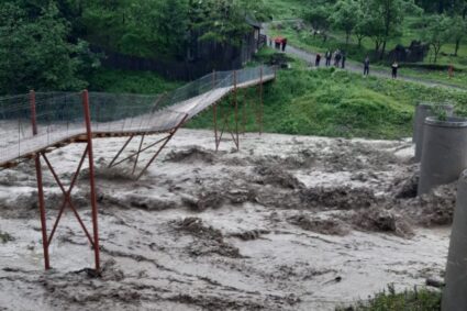 vremea-extrema-loveste-suceava:-ploi-torentiale-au-rupt-poduri-si-au-izolat-localnicii