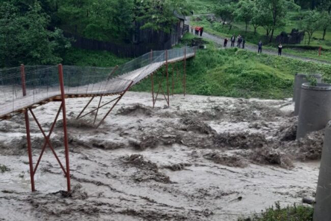 vremea-extrema-loveste-suceava:-ploi-torentiale-au-rupt-poduri-si-au-izolat-localnicii