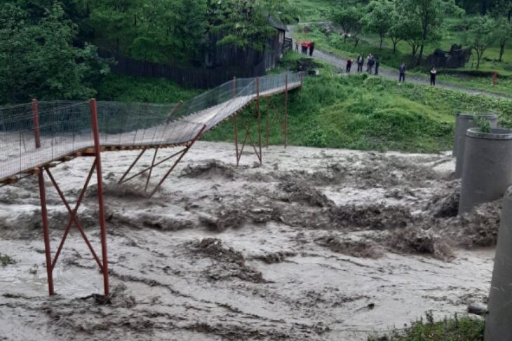 vremea-extrema-loveste-suceava:-ploi-torentiale-au-rupt-poduri-si-au-izolat-localnicii