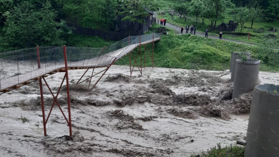 vremea-extrema-loveste-suceava:-ploi-torentiale-au-rupt-poduri-si-au-izolat-localnicii