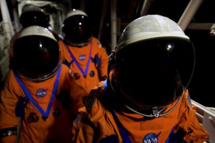 misiunea-artemis-ii:-cine-sunt-cei-patru-astronauti-care-vor-zbura-spre-luna-dupa-mai-bine-de-50-de-ani