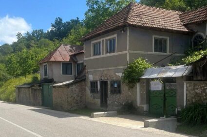 oferta-imobiliara-de-neratat:-casa-cu-teren-generos-si-beci-cat-toata-locuinta,-la-pret-de-garsoniera.-mai-mult,-te-poti-muta-oricand-in-ea