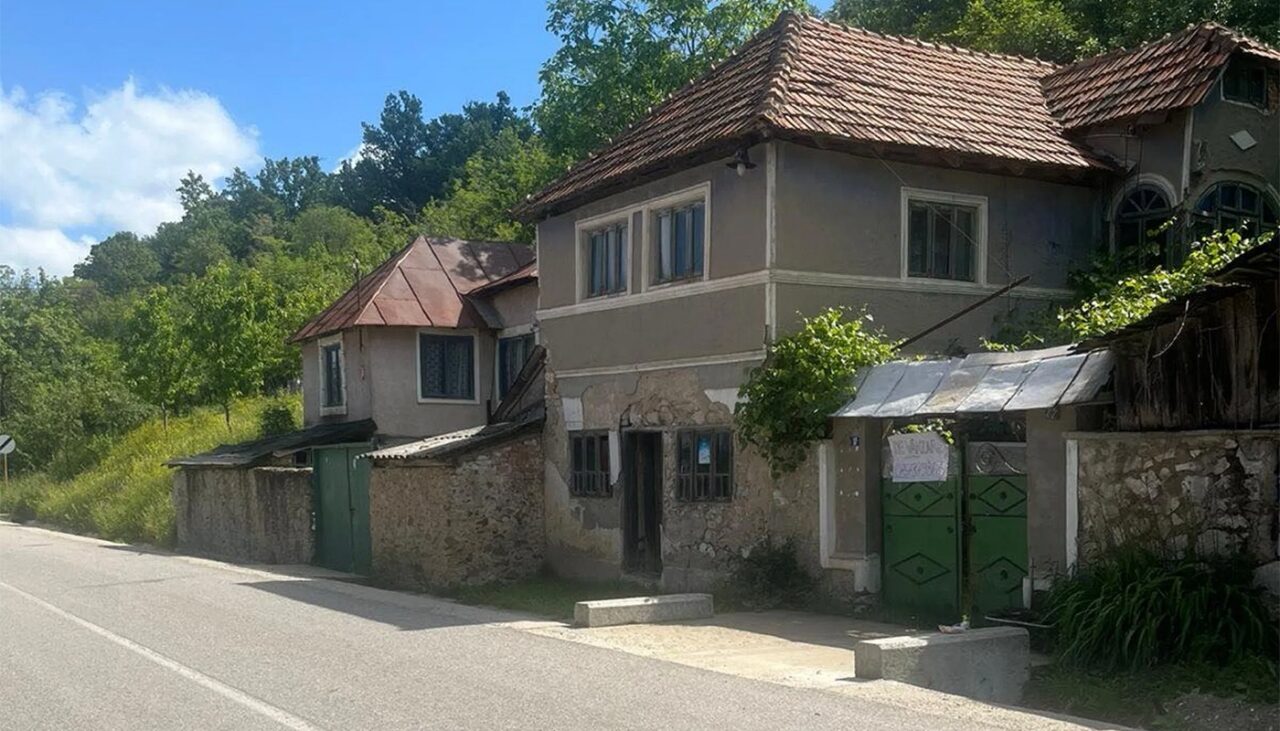 oferta-imobiliara-de-neratat:-casa-cu-teren-generos-si-beci-cat-toata-locuinta,-la-pret-de-garsoniera.-mai-mult,-te-poti-muta-oricand-in-ea