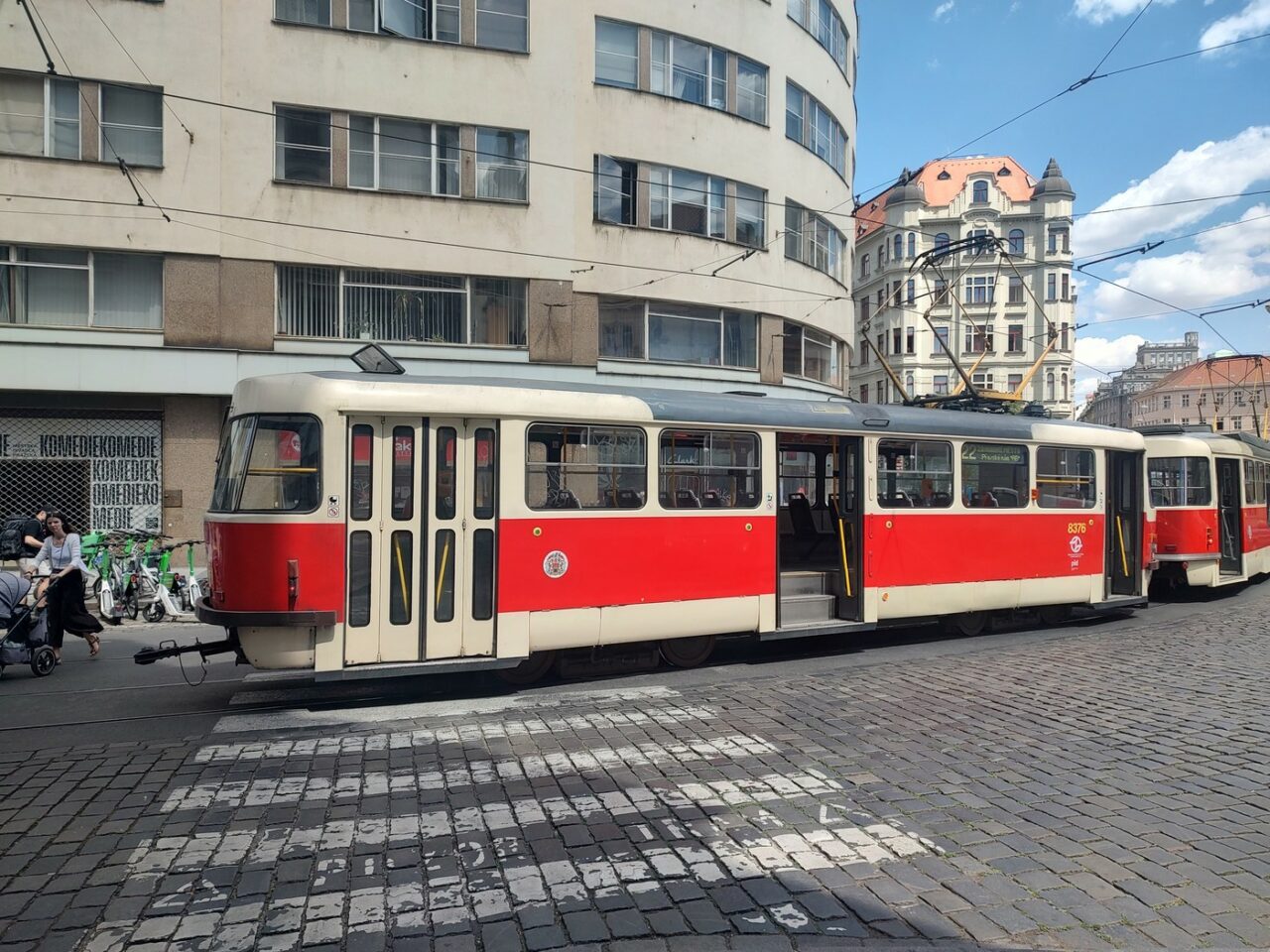 elevi-din-petrosani,-loviti-de-un-tramvai-in-praga.-adolescentii-au-fost-neatenti,-in-timp-ce-incercau-sa-faca-poze-in-centrul-capitalei-cehiei