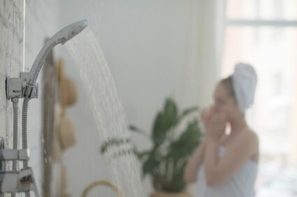 este-mai-bine-sa-faci-dus-dimineata-sau-seara?-un-dermatolog-releva-care-ar-fi-momentul-ideal-si-de-ce