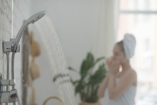 este-mai-bine-sa-faci-dus-dimineata-sau-seara?-un-dermatolog-releva-care-ar-fi-momentul-ideal-si-de-ce