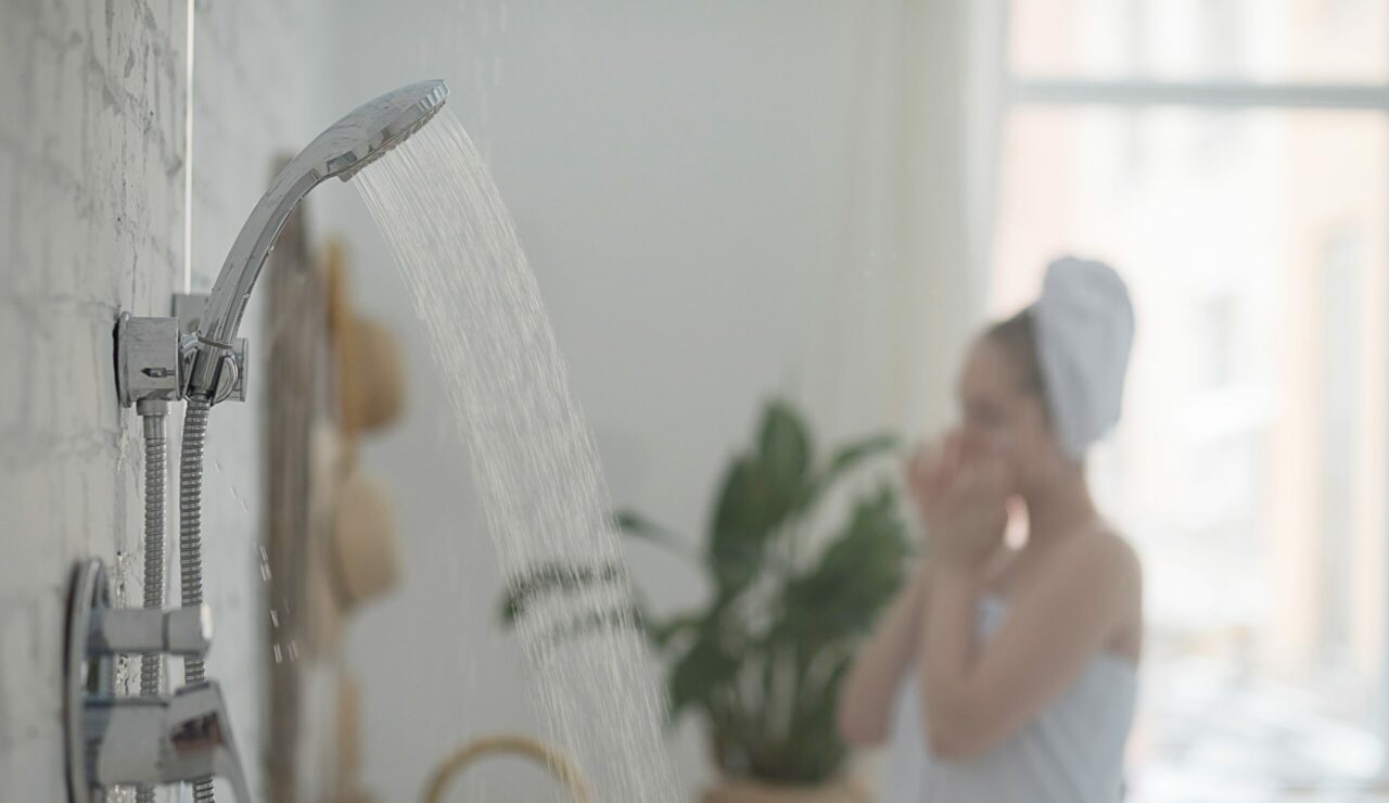 este-mai-bine-sa-faci-dus-dimineata-sau-seara?-un-dermatolog-releva-care-ar-fi-momentul-ideal-si-de-ce