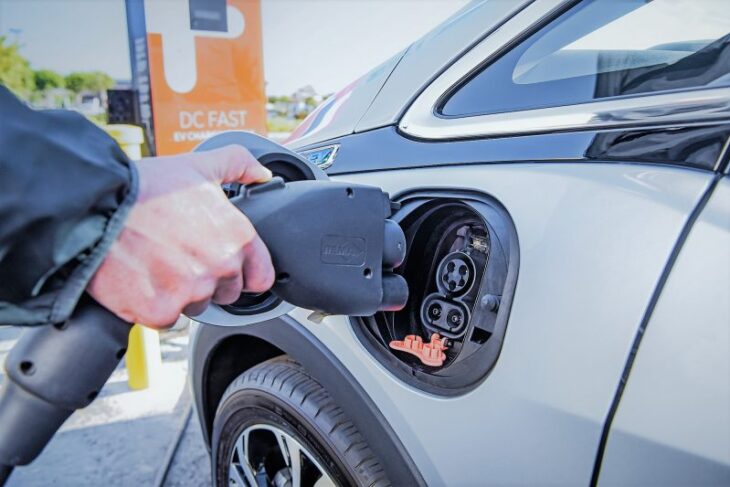cat-te-costa,-in-realitate,-o-masina-electrica-in-2026.-unde-iesi-mai-ieftin:-acasa-sau-la-statiile-publice?