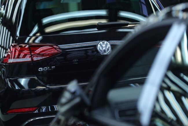 volkswagen-cheama-in-service-zeci-de-mii-de-masini:-bordul-se-poate-stinge-complet-in-mers-la-jetta-si-taos