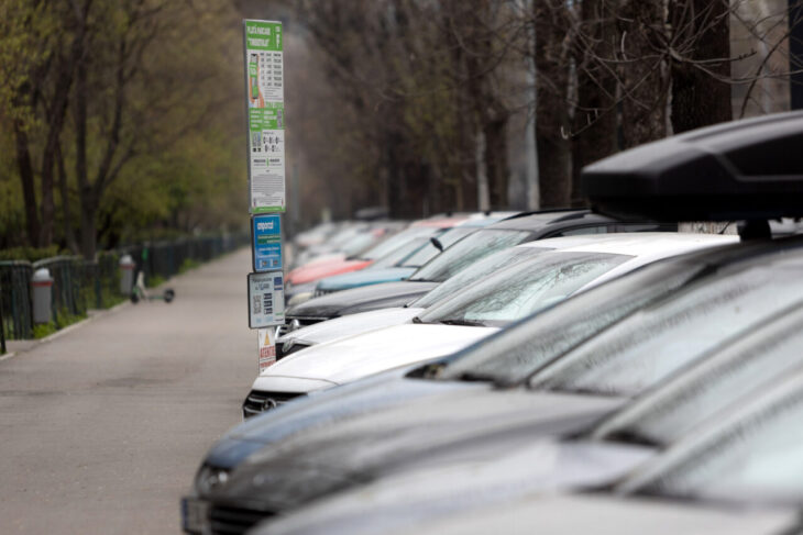 lovitura-pentru-zeci-de-mii-de-soferi-de-masini-hibrid-din-bucuresti-de-cand-nu-vor-mai-avea-gratuitate-la-parcare.-din-2028-urmeaza-si-electricele