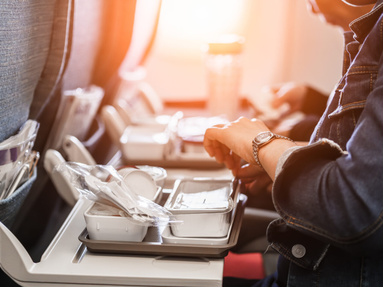 opinia-stewardeselor-cel-mai-murdar-loc-din-avion.-paradisul-bacteriilor-nu-este-capacul-de-wc