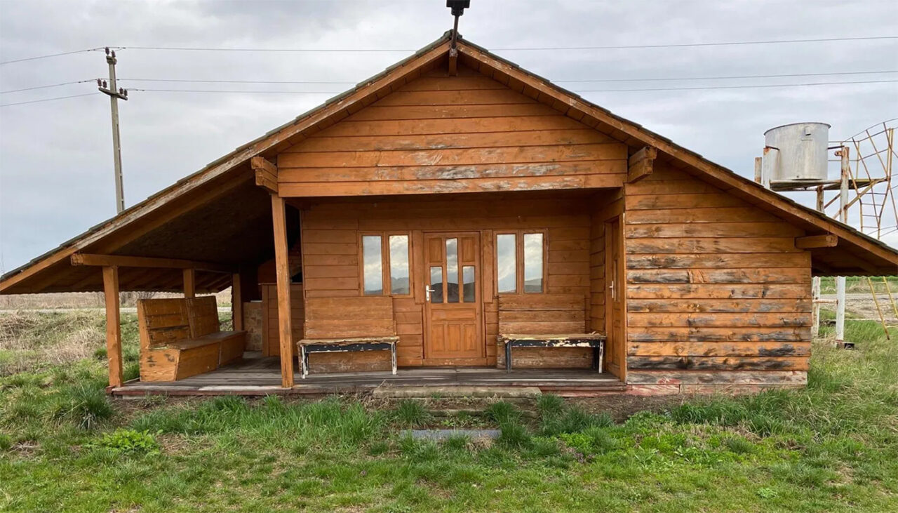 cea-mai-ieftina-casa-din-romania-localitatea-in-care-o-cabana-se-vinde-cu-doar-4.000-euro-acum,-in-aprilie-2026