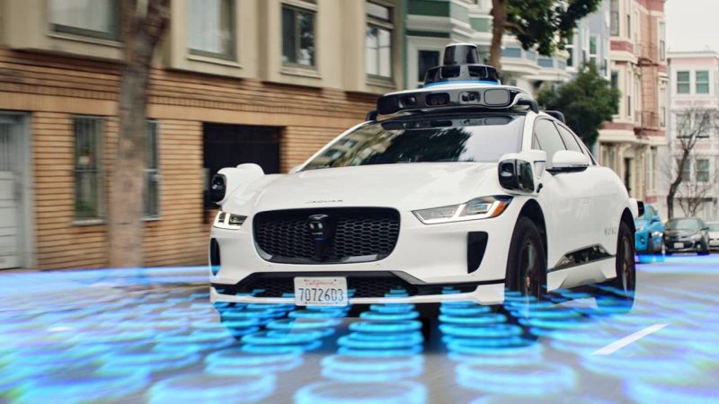 fostul-sef-uber-da-verdictul-care-ii-enerveaza-pe-fanii-tesla:-waymo-conduce-clar-cursa-robotaxiurilor