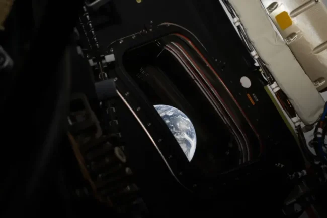 pentru-prima-data-din-1972,-oamenii-vad-din-nou-pamantul-din-drumul-spre-luna.-nasa-a-publicat-imaginile-din-a-treia-zi-a-misiunii-artemis-ii