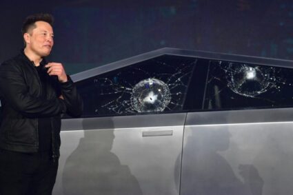 elon-musk-spune-ca-fsd-era-oprit-inainte-de-impact,-dar-imaginile-cu-cybertruck-ul-care-intra-in-parapet-spun-altceva