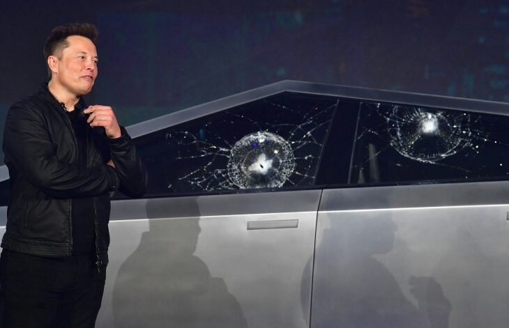 elon-musk-spune-ca-fsd-era-oprit-inainte-de-impact,-dar-imaginile-cu-cybertruck-ul-care-intra-in-parapet-spun-altceva