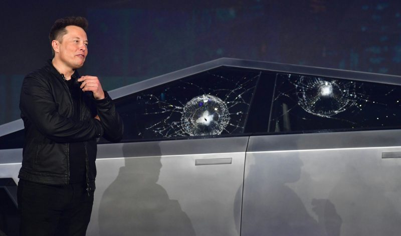 elon-musk-spune-ca-fsd-era-oprit-inainte-de-impact,-dar-imaginile-cu-cybertruck-ul-care-intra-in-parapet-spun-altceva
