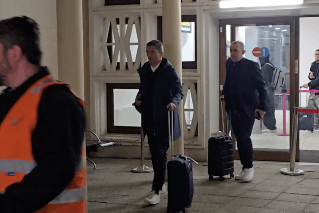 primele-imagini-cu-razvan-lucescu,-care-a-ajuns-in-tara-si-se-indreapta-spre-spitalul-unde-este-internat-mircea-lucescu.-este-o-situatie-grea