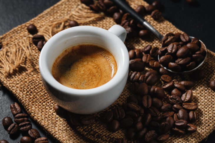 cele-5-semne-de-avertizare-pe-care-corpul-tau-le-transmite-atunci-cand-ar-trebui-sa-reduci-consumul-de-cafea