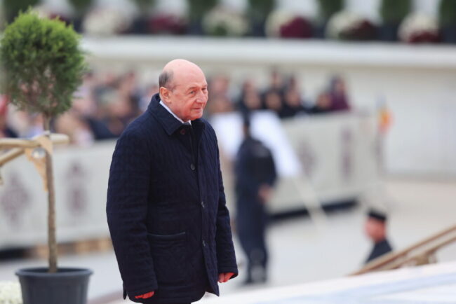 traian-basescu:-carburantul-ar-trebui-rationalizat-pentru-a-evita-o-criza.-plafonarea-preturilor,-o-mare-greseala