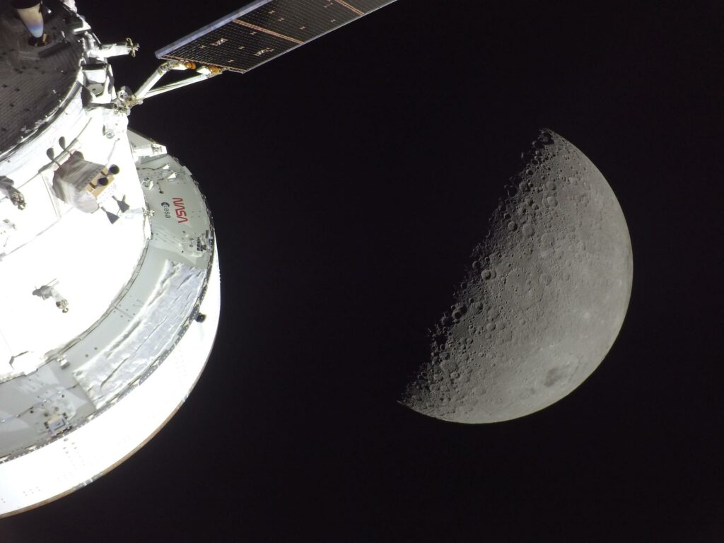 nasa-publica-primele-imagini-ale-lunii-realizate-de-misiunea-artemis-ii:-fotografii-spectaculoase-ale-partii-nevazute