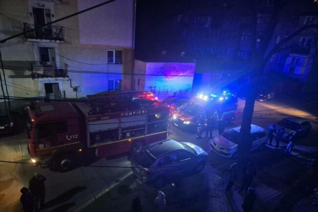 bloc-din-sighetul-marmatiei,-cuprins-de-flacari.-au-fost-evacuate-peste-80-de-persoane,-o-femeie-si-un-copil-au-primit-ingrijiri-medicale