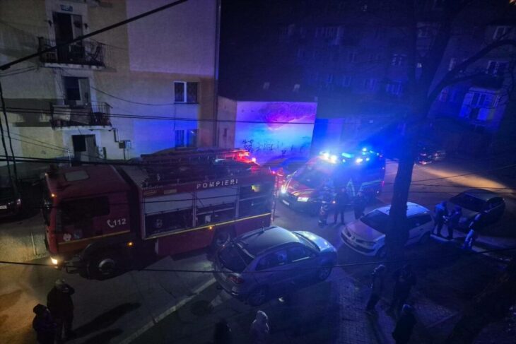 bloc-din-sighetul-marmatiei,-cuprins-de-flacari.-au-fost-evacuate-peste-80-de-persoane,-o-femeie-si-un-copil-au-primit-ingrijiri-medicale