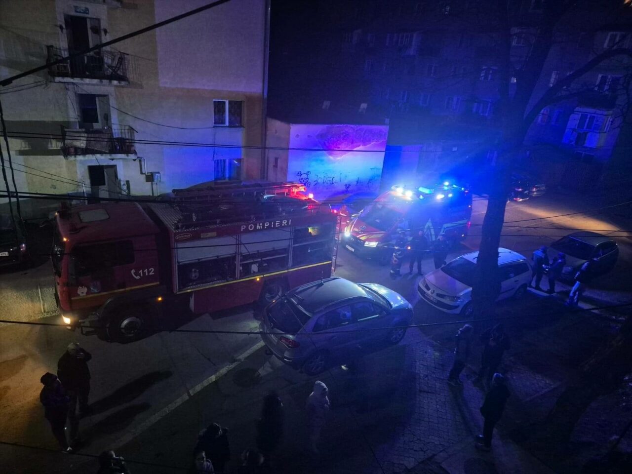 bloc-din-sighetul-marmatiei,-cuprins-de-flacari.-au-fost-evacuate-peste-80-de-persoane,-o-femeie-si-un-copil-au-primit-ingrijiri-medicale