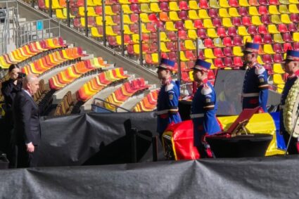 premierul-ilie-bolojan,-la-arena-nationala.-ii-aduce-un-ultim-omagiu-lui-mircea-lucescu