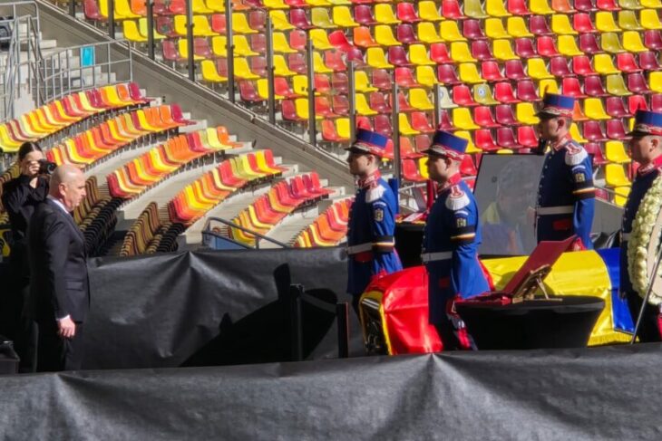 premierul-ilie-bolojan,-la-arena-nationala.-ii-aduce-un-ultim-omagiu-lui-mircea-lucescu