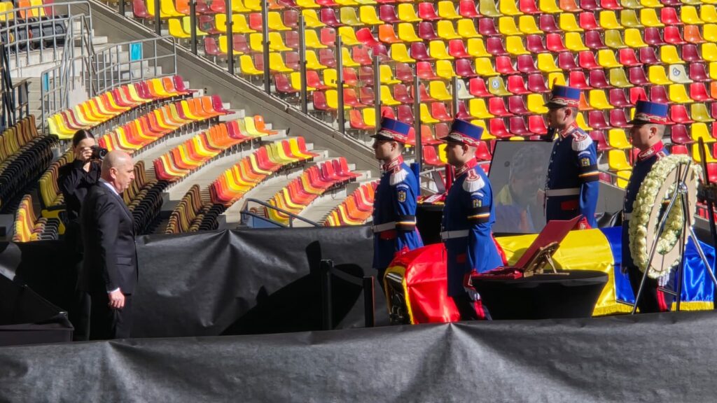 premierul-ilie-bolojan,-la-arena-nationala.-ii-aduce-un-ultim-omagiu-lui-mircea-lucescu