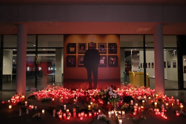omagiu-pentru-mircea-lucescu.-fanii-isi-pot-lua-ramas-bun-de-la-il-luce,-la-arena-nationala,-si-astazi,-pana-la-ora-20:00