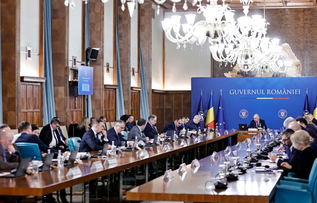 guvernul-romaniei,-moment-de-reculegere-in-memoria-lui-mircea-lucescu-la-inceputul-sedintei-conduse-de-ilie-bolojan
