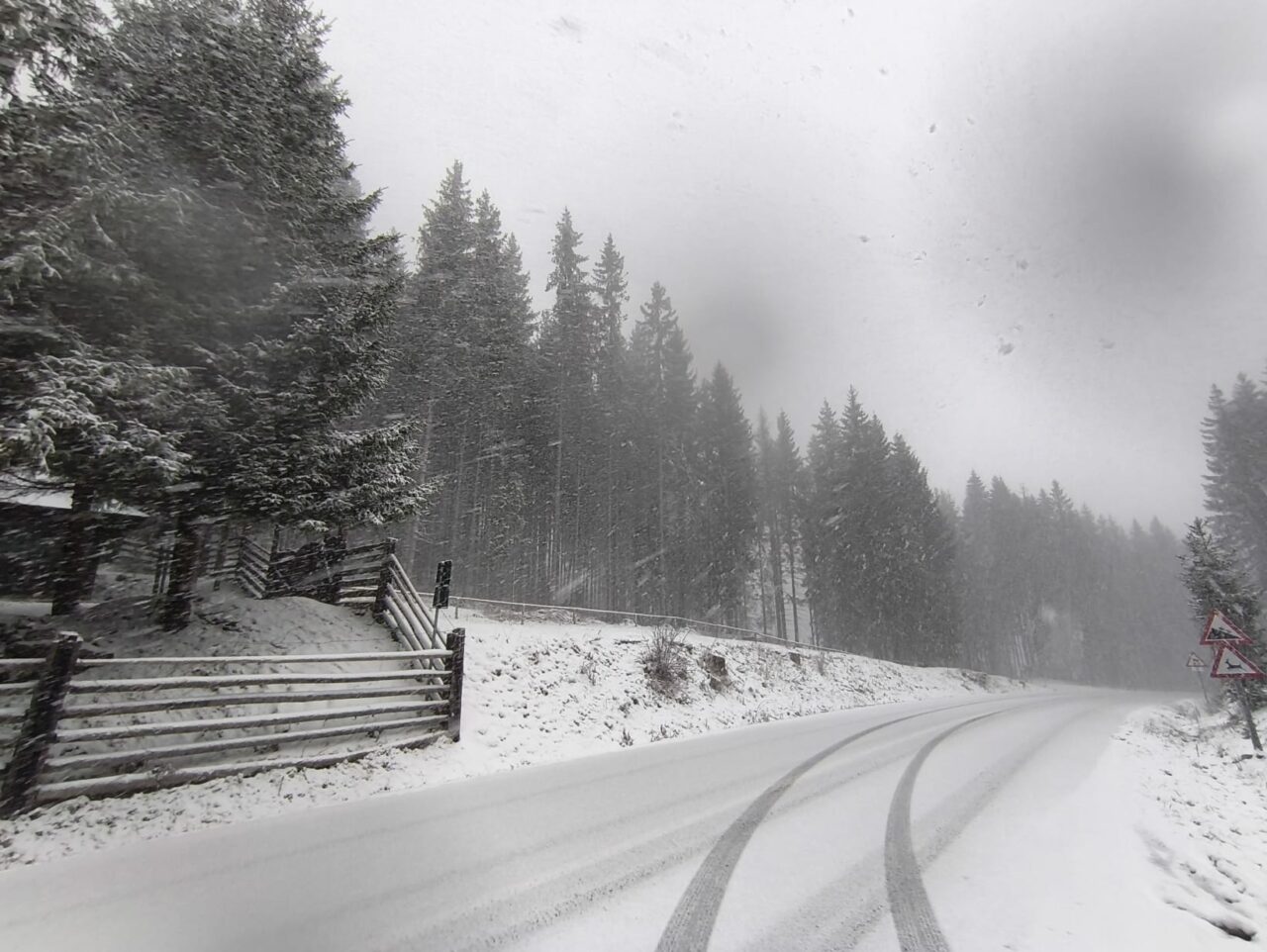 ninge-in-zonele-montane-din-suceava-si-alte-doua-judete.-drumarii-intervin-cu-mai-multe-utilaje-pe-soselele-acoperite-de-zapada