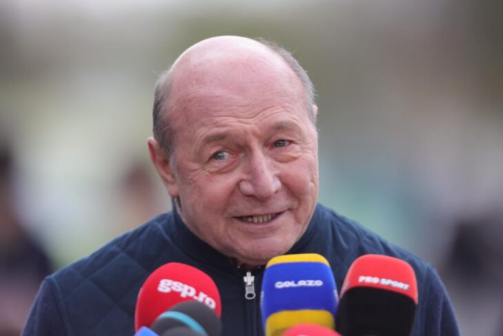 traian-basescu-l-a-omagiat-pe-mircea-lucescu.-la-plecare,-fostul-presedinte-s-a-oprit-la-o-sesiune-de-poze-cu-fanii
