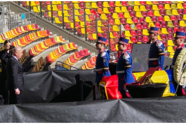 premierul-ilie-bolojan,-la-arena-nationala.-ii-aduce-un-ultim-omagiu-lui-mircea-lucescu-/-alti-politicieni-vin-la-catafalc-/-gica-popescu-a-adus-o-coroana-imensa-de-flori