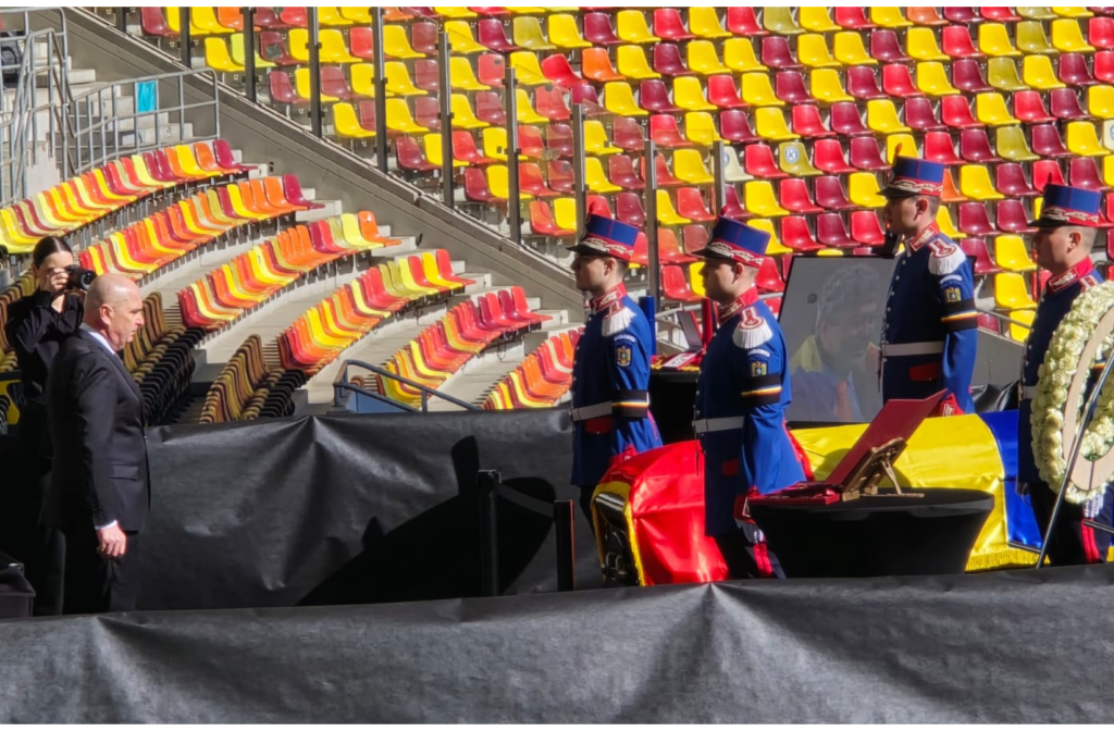 premierul-ilie-bolojan,-la-arena-nationala.-ii-aduce-un-ultim-omagiu-lui-mircea-lucescu-/-alti-politicieni-vin-la-catafalc-/-gica-popescu-a-adus-o-coroana-imensa-de-flori