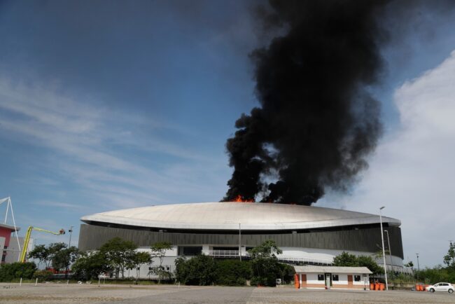 a-luat-foc-acoperisul-stadionului-de-sute-de-milioane-de-euro