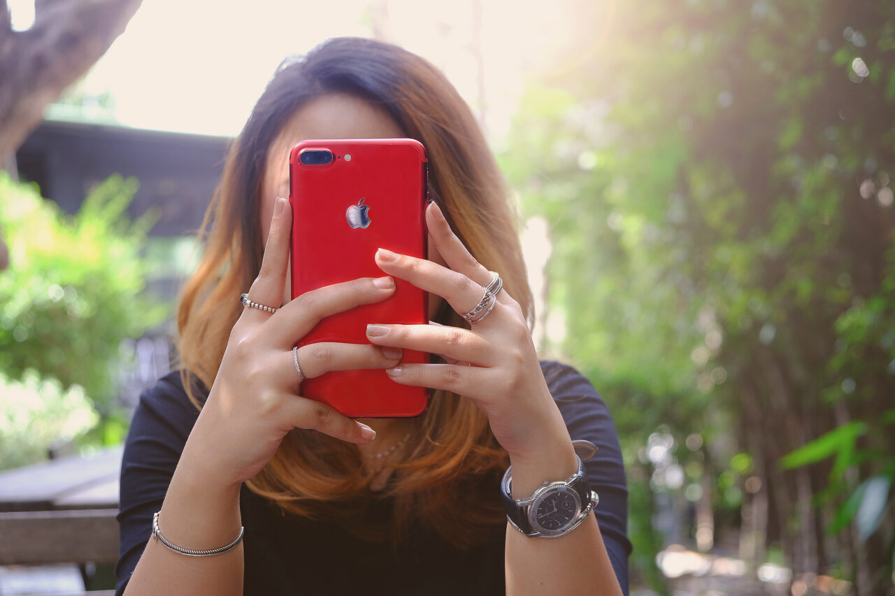 influenta-smartphone-ului-asupra-atentiei.-de-ce-nu-e-bine-sa-tii-telefonul-mobil-in-fata-ta