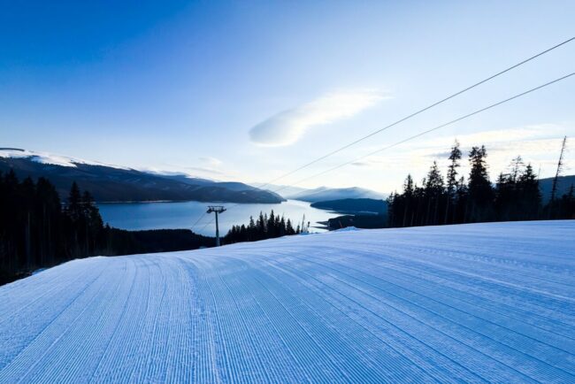 imagini-de-paste-cu-zapada-pe-transalpina.-ninge-si-se-schiaza