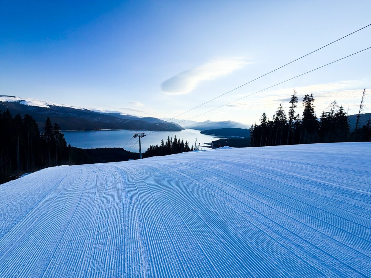 imagini-de-paste-cu-zapada-pe-transalpina.-ninge-si-se-schiaza